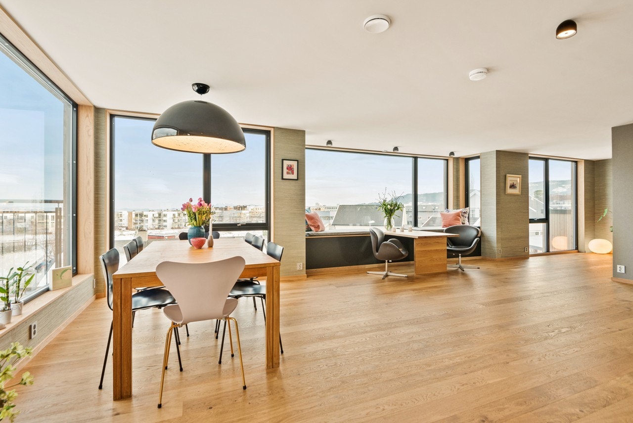 Eneboligen har en svært vakker stue med nydelige, store vindusflater som gir ultimate lysforhold. Rommet ligger i luftig, åpen løsning med kjøkkenet og har rikelig med plass for spisebord. Galleribilde