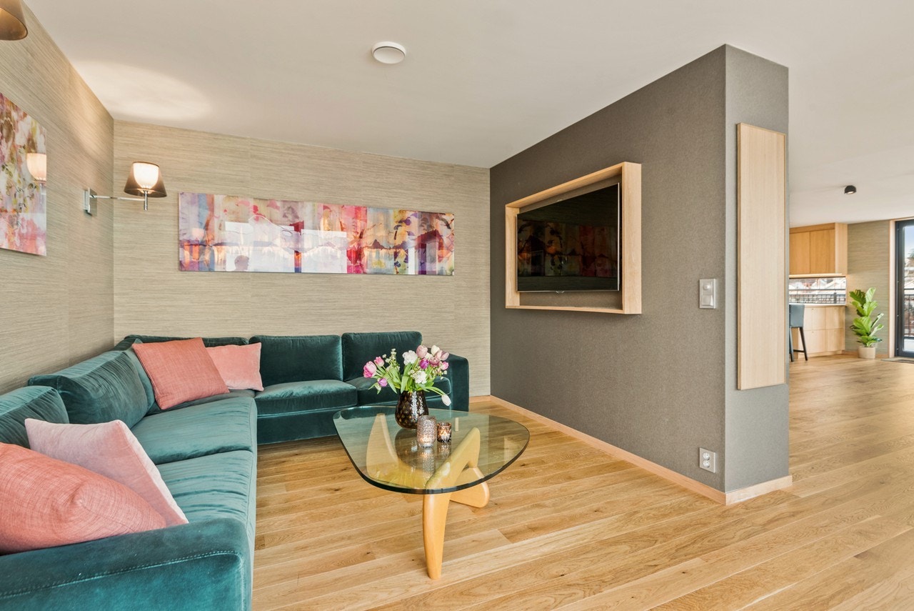 Stuen har også delvis åpen løsning mot en flott tv-stue. Her er det plass for sofagruppe og mulighet for tv hengt direkte på veggen. Galleribilde