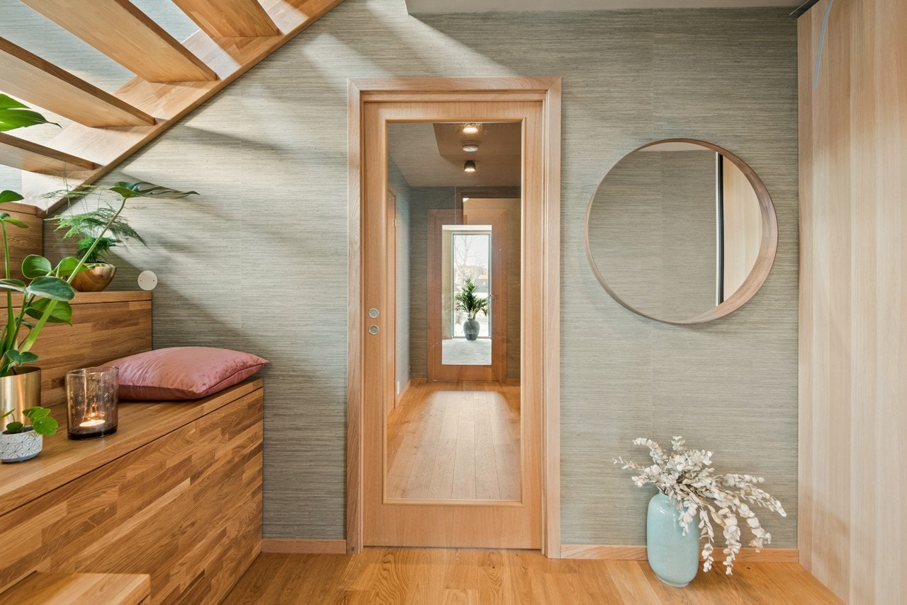 Fra det øyeblikket du kommer inn i boligen blir du slått av de smakfulle detaljene. Fra det lekre tapetet, til den nydelige eiketrappen med vindu i trapperommet, til skyvedører med glassfelt som ivaretar den åpne følelsen. Galleribilde