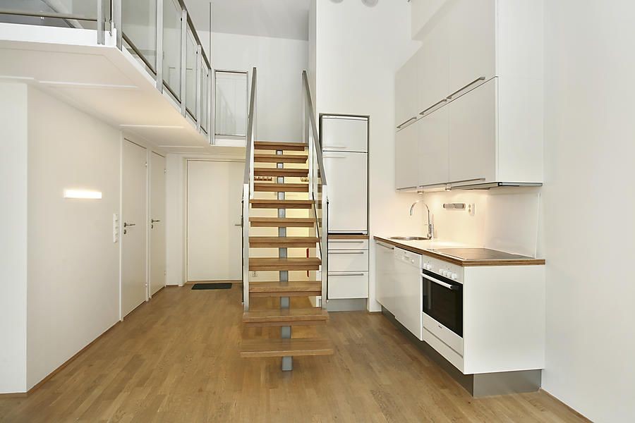 Kjøkken/trapp til mezzanin Galleribilde