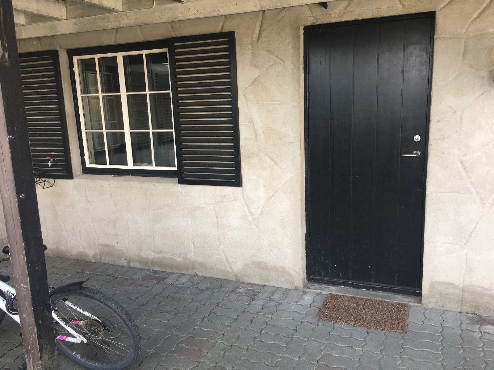 Egen inngang med plass til sykkel mm Galleribilde