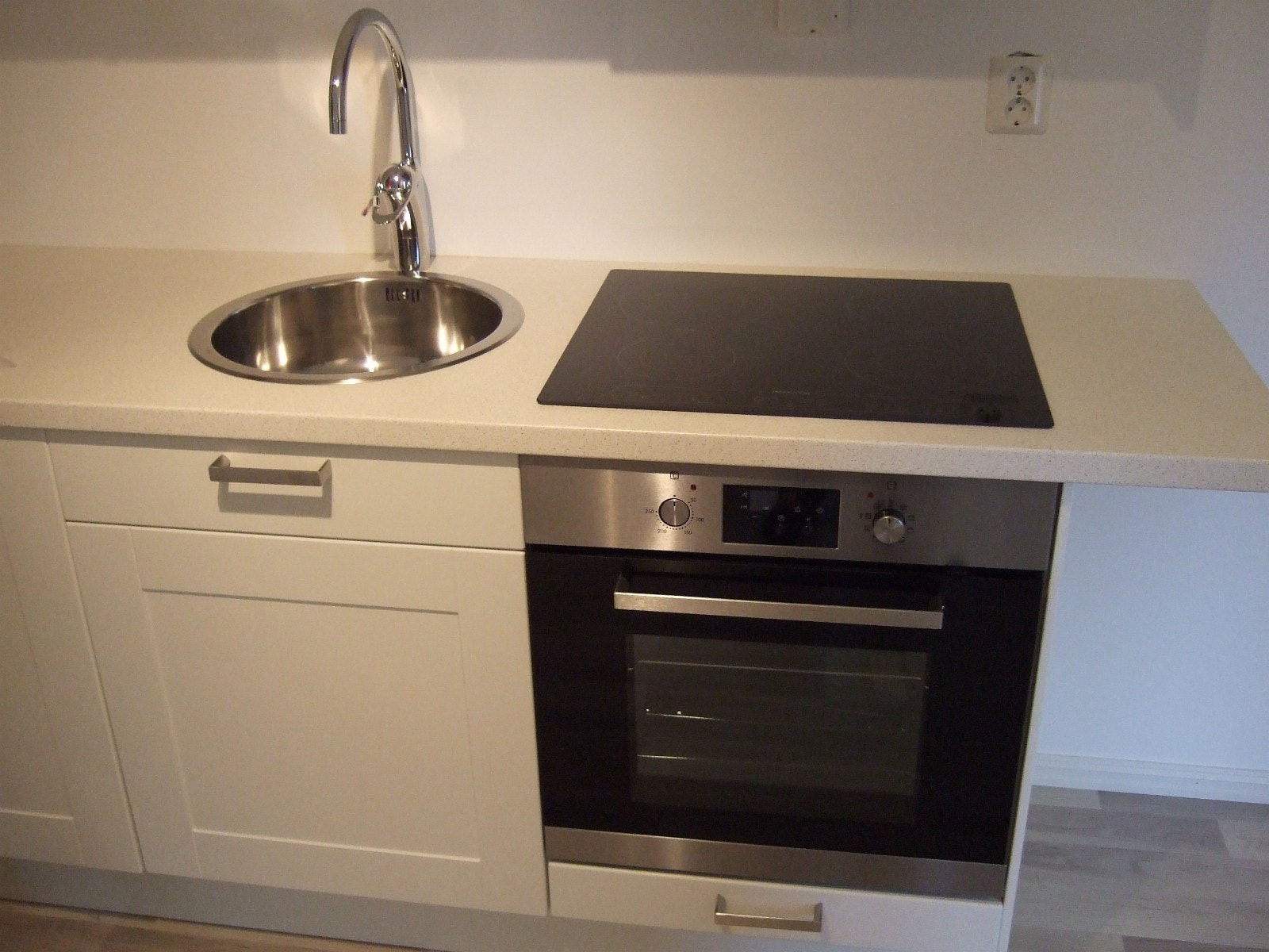 Moderne rund vask, induksjonstopp og stekeovn Galleribilde