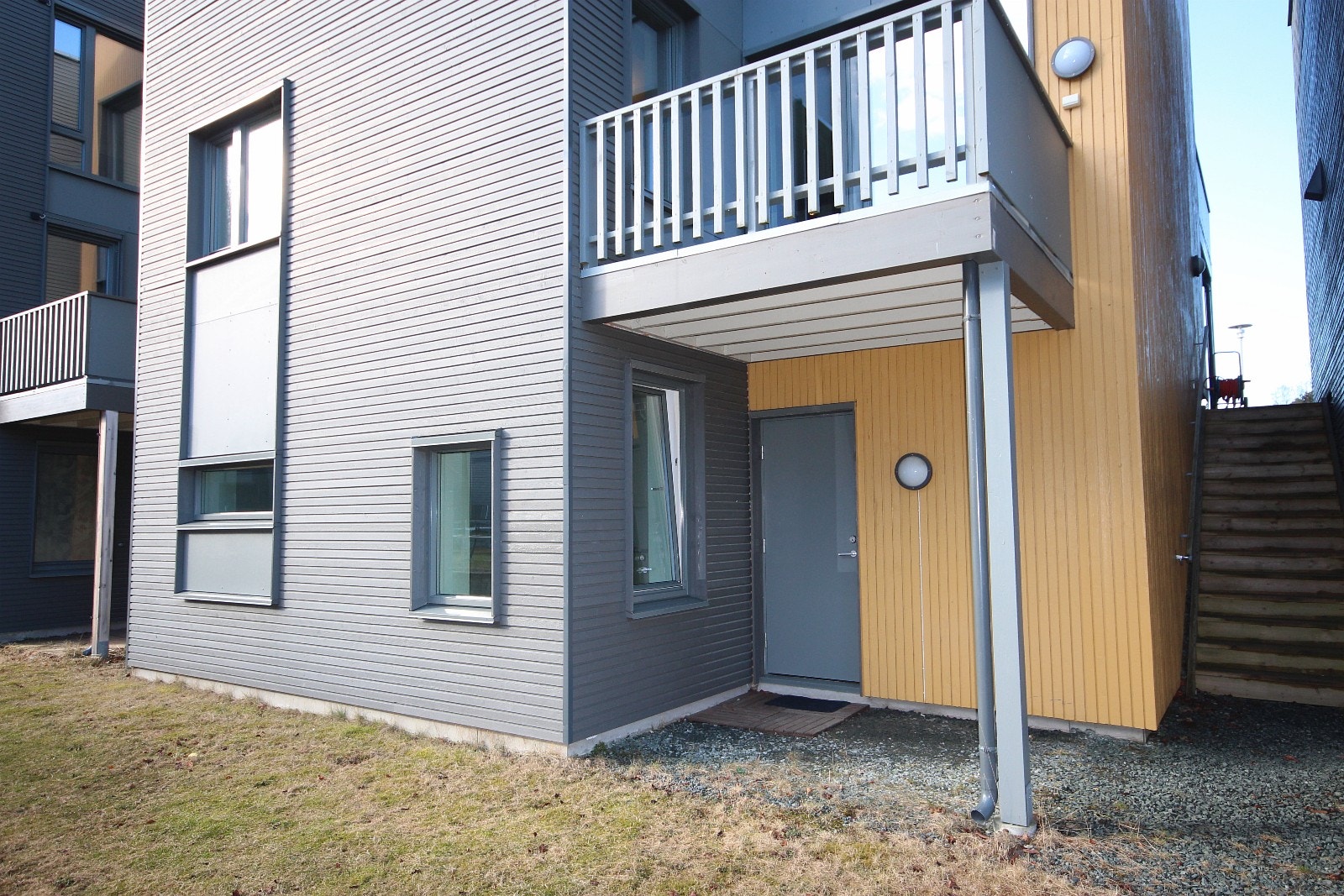 Egen inngang på nedsiden av huset Galleribilde