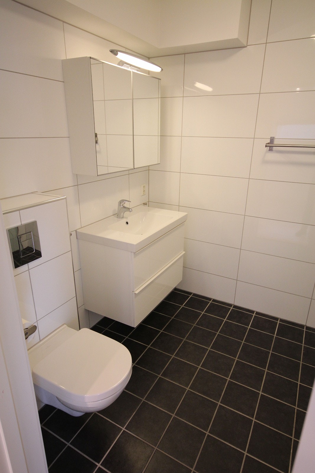 Bad med varmekabler og veggmontert toalett Galleribilde