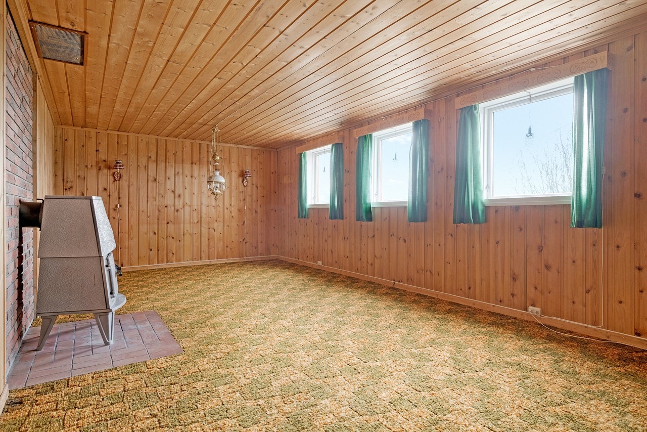 I underetasjen har boligen ei romslig kjellerstue med vedovn for ekstra hygge. Galleribilde