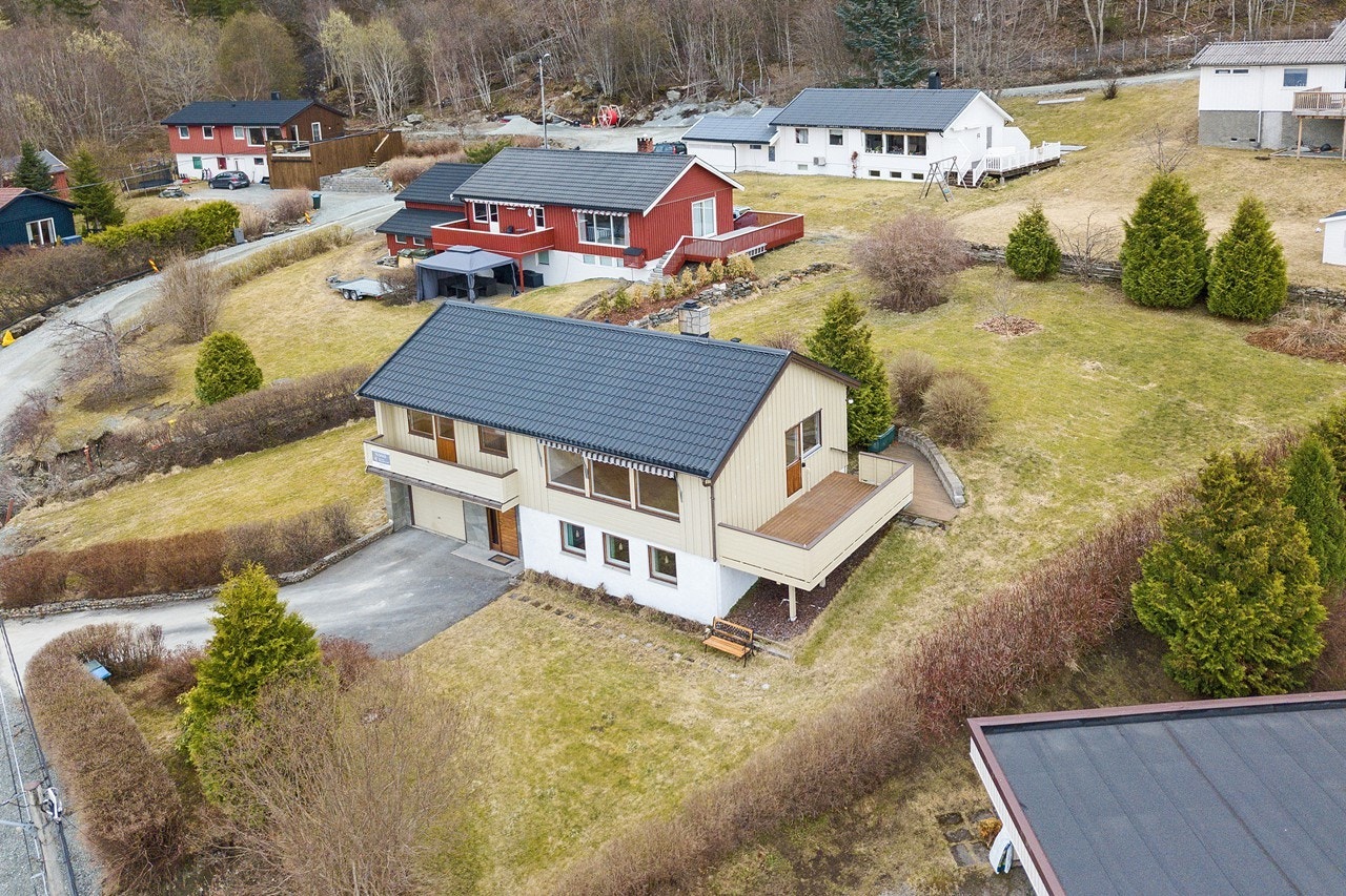 Eiendommen har en stor tomt på hele 1,2 mål. Galleribilde