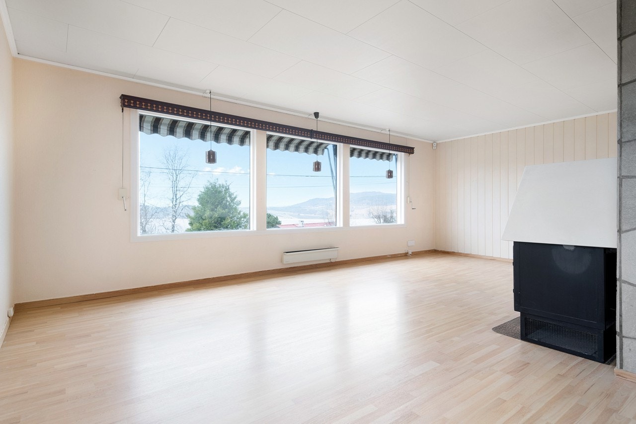 Stuen i boligen oppleves som lys og luftig, de store vindusflatene sikrer rikelig med naturlig lys og panoramautsikt. Galleribilde