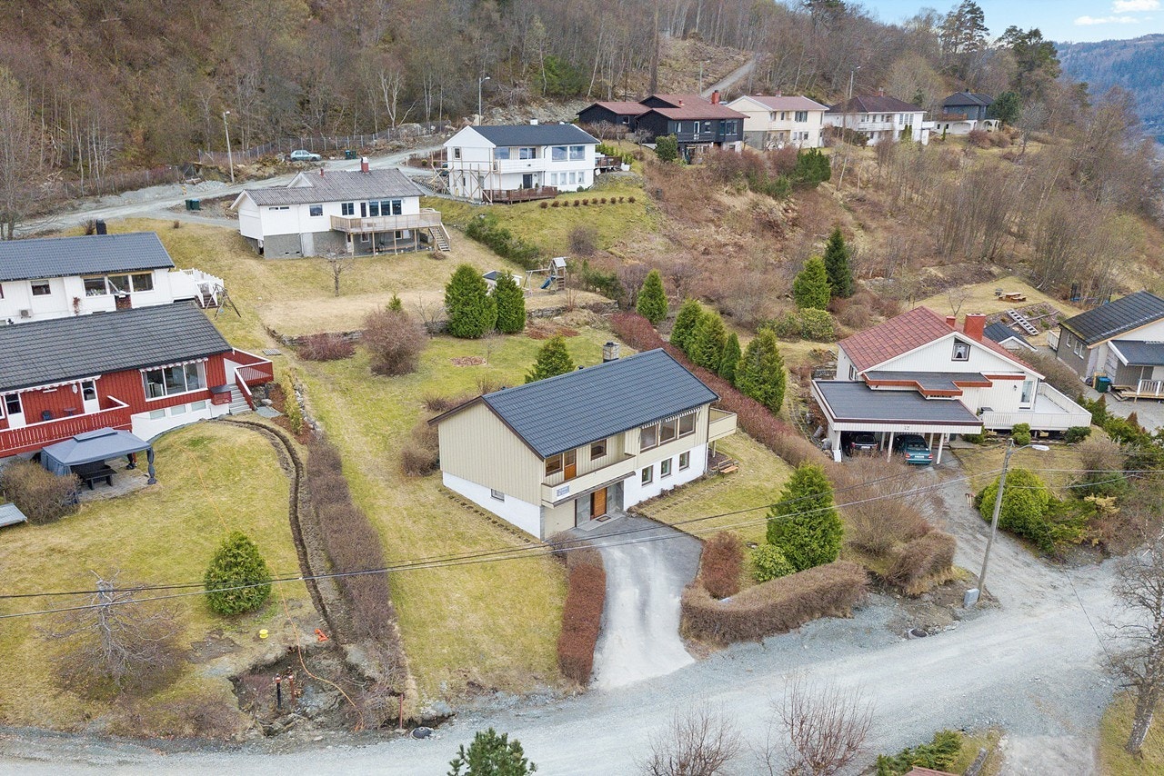 Eiendommen har asfaltert gårdsplass og integrert garasje. Galleribilde