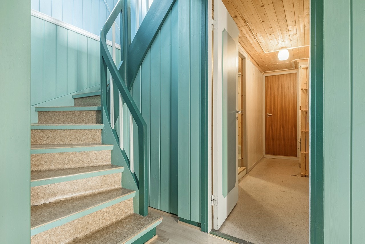 Her sees inngangspartiet til boligens store bodarealer med potensiale for videre utvikling. Galleribilde