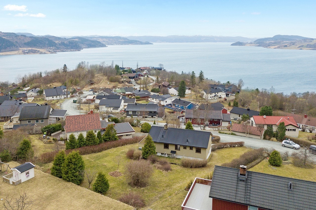 Tomta er relativt flat med mye plenareal, prydbusker og hekker. Galleribilde