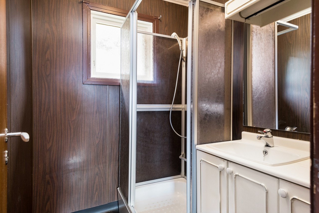 Boligens baderom er fra byggeår. Dette rommet ligger vis-à-vis toalettrommet, noe som gjør at du har mulighet til å etablere et stort bad. Galleribilde
