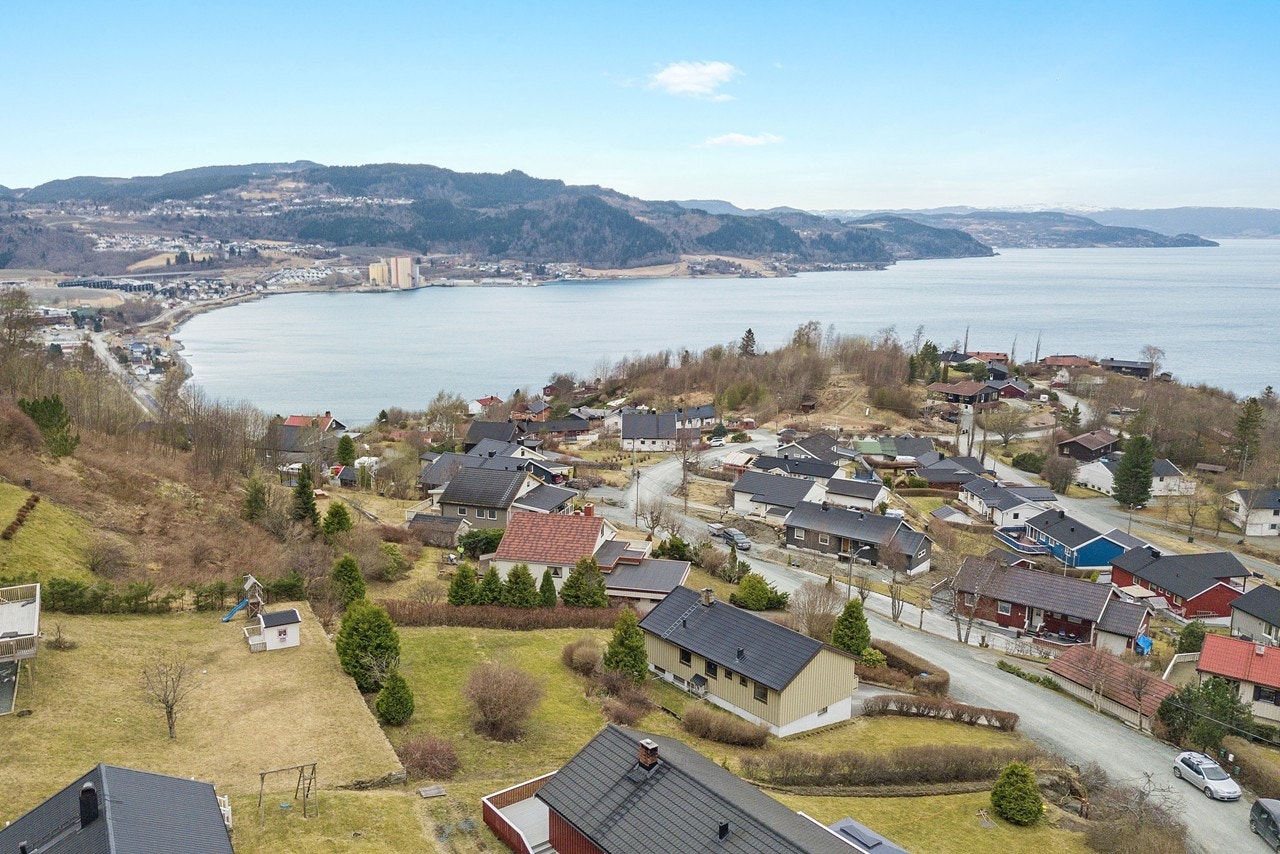 Fjellvegen i sin helhet er en kommunal veg. I løpet av sommeren 2018 vil denne veien bli asfaltert i regi av Skaun kommune. Galleribilde