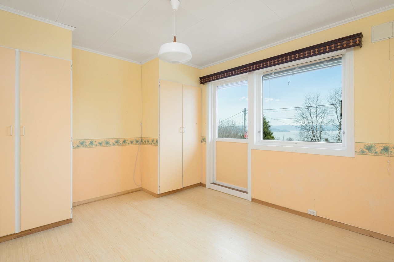 Soverom 1 - Hovedsoverommet har plassbygde skap og god plass for ytterligere oppbevaringsmøbler. Galleribilde