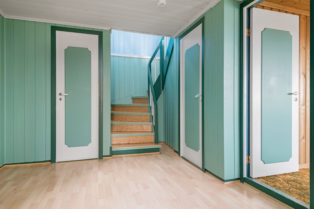 Boligen har adkomst via vindfang, til en romslig hall med trapp opp til hovedplan. Galleribilde