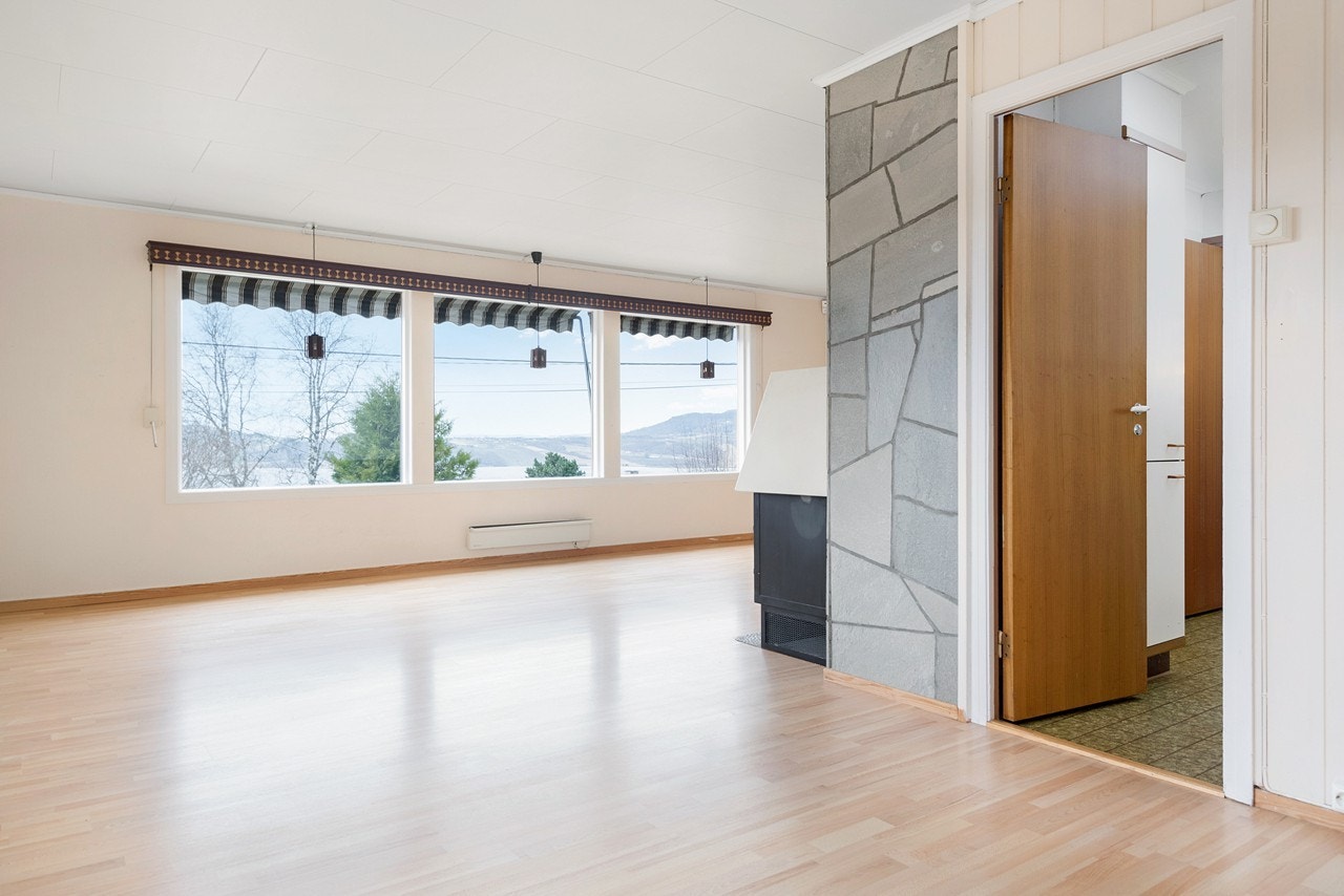 Kjøkkenet ligger delvis adskilt fra stuearealet. I sin helhet er stuen på hele 34 kvm. Galleribilde