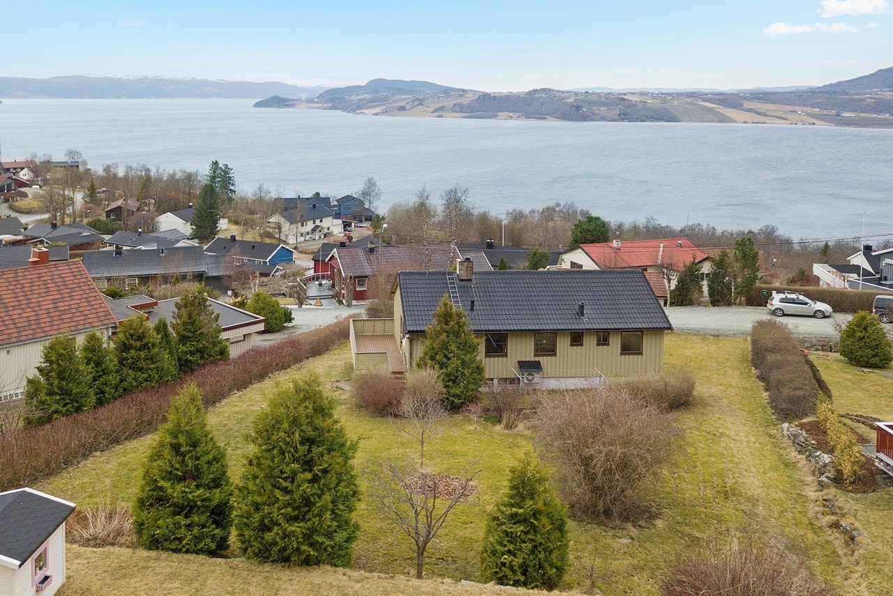 Velkommen til Fjellvegen 14! Her har du en enebolig med fantastisk fjordutsikt. Galleribilde