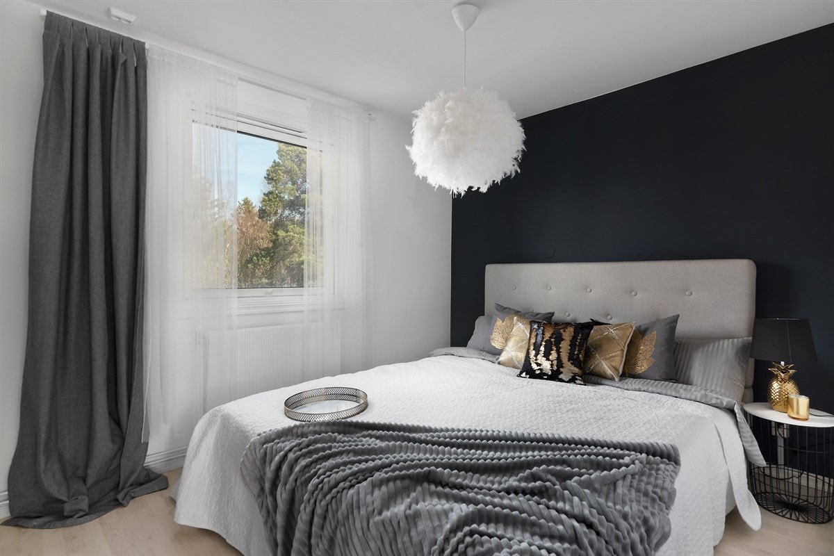 Lunt og fint soverom med god plass til dobbeltseng. Galleribilde