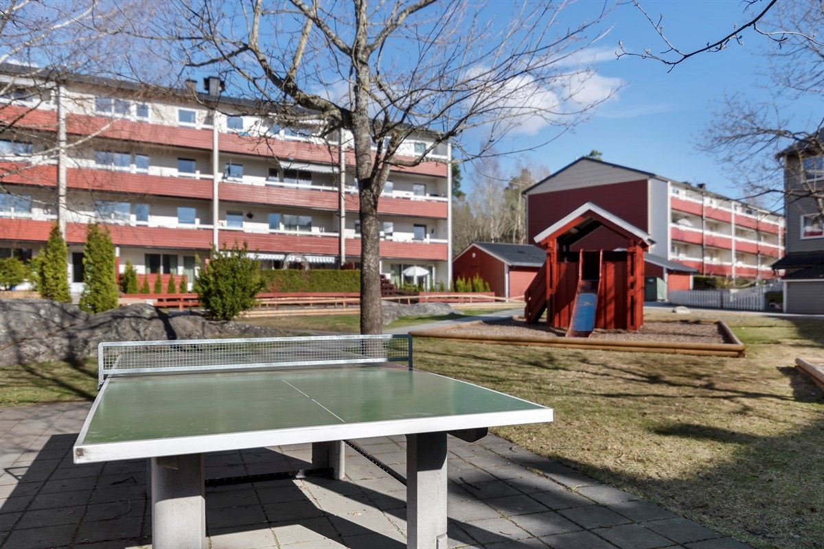 Flere sittegrupper og lekeplasser for barn. Galleribilde