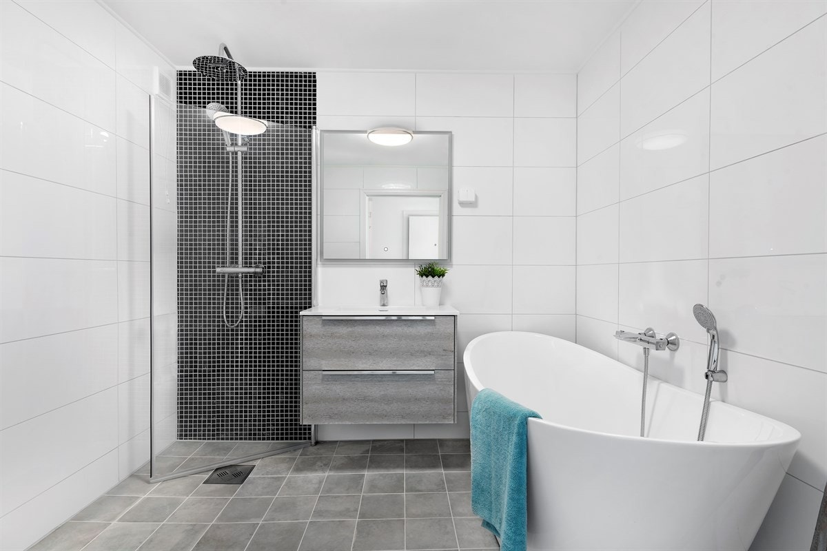 Delikat oppusset med tidsriktige fliser og ny baderomsinnredning. Galleribilde