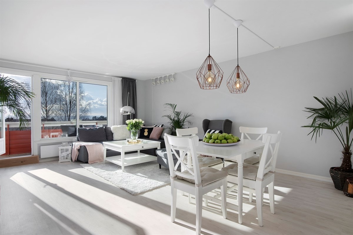 Flere møbleringsmuligheter. Stuen gir et stilrent inntrykk. Galleribilde