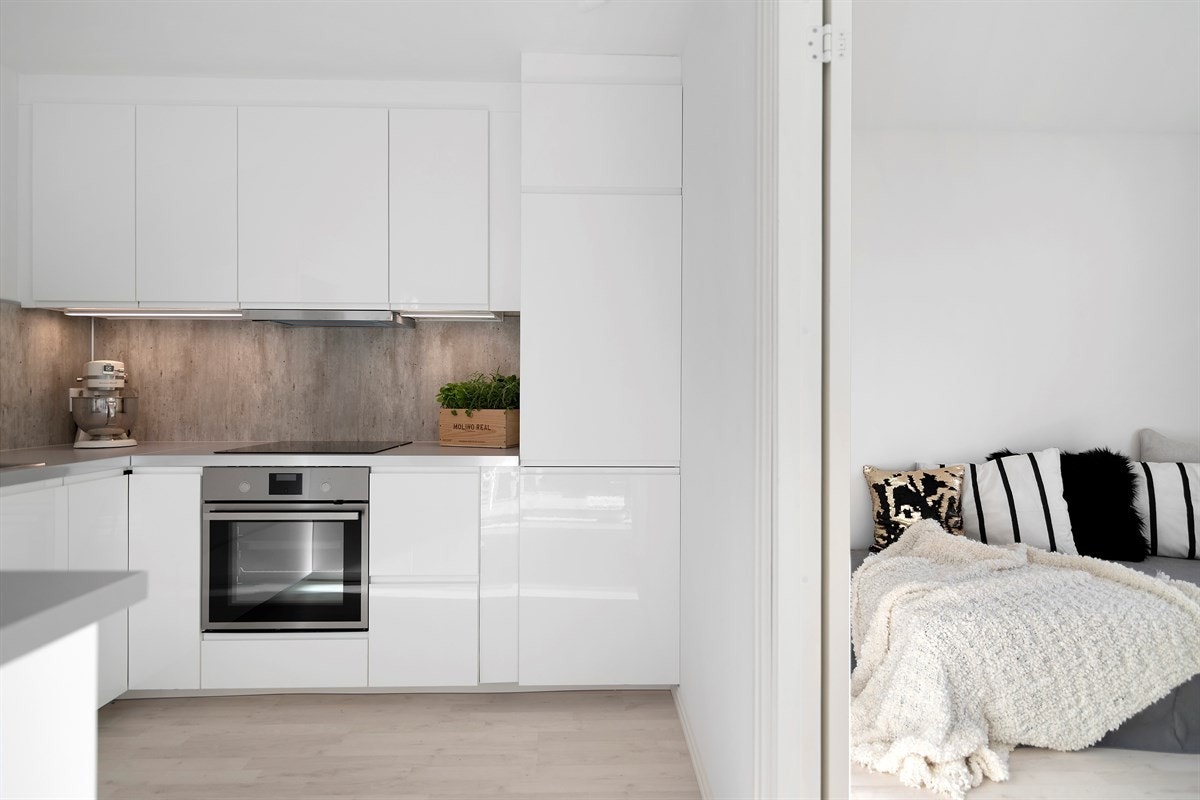 God skap og benkeplass. Flere integrerte hvitevarer. Galleribilde