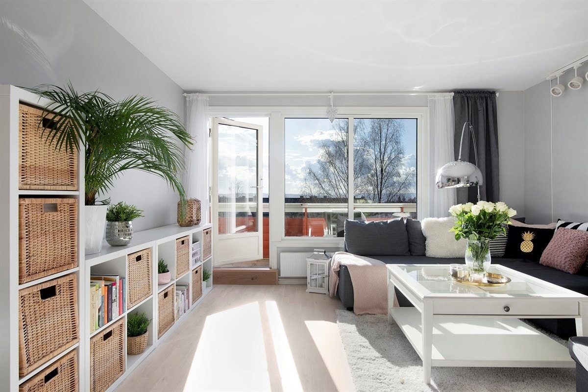 Lys og hyggelig stue med utgang til balkong. Galleribilde