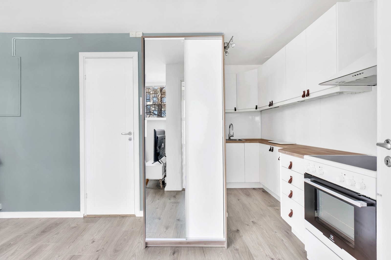 Plass til garderobe mellom stue og kjøkken. Galleribilde