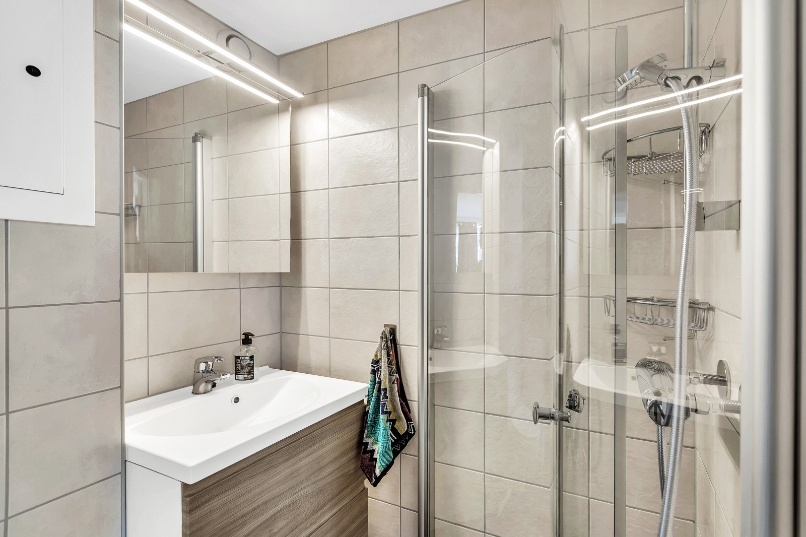 Tidsriktig baderomsinnredning og innfelbare kantløse glassdører Galleribilde