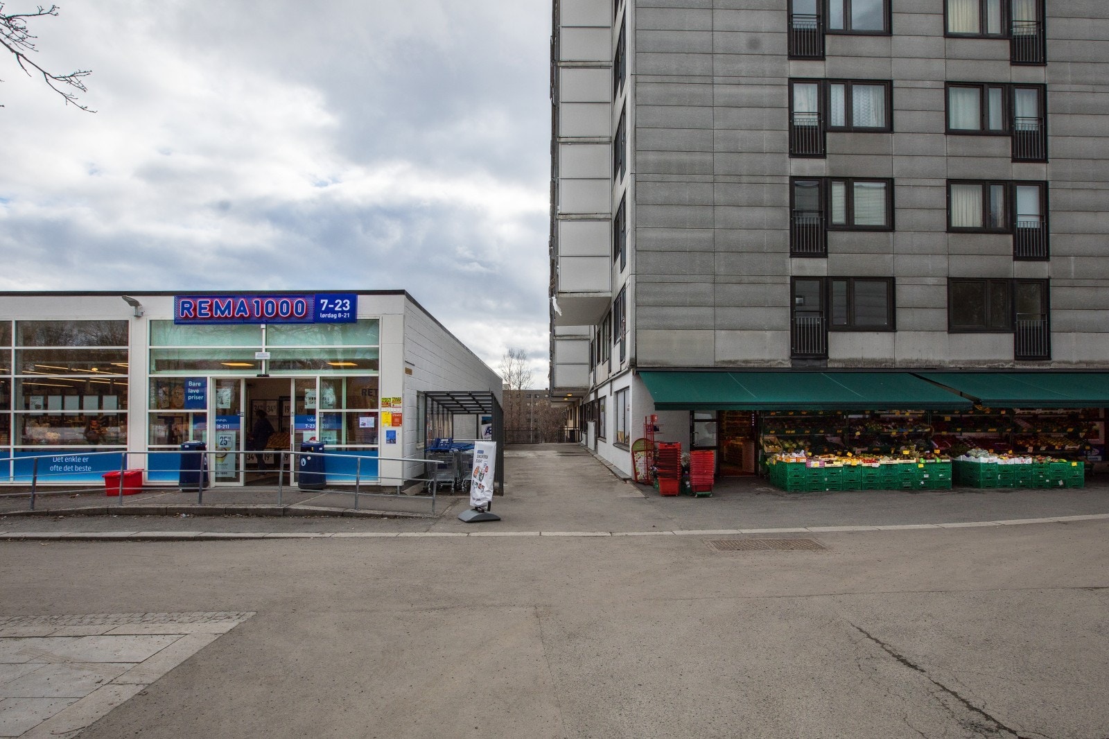 Rema 1000 og søndagsåpen frukt- og grøntbutikk rett utenfor døren. Galleribilde