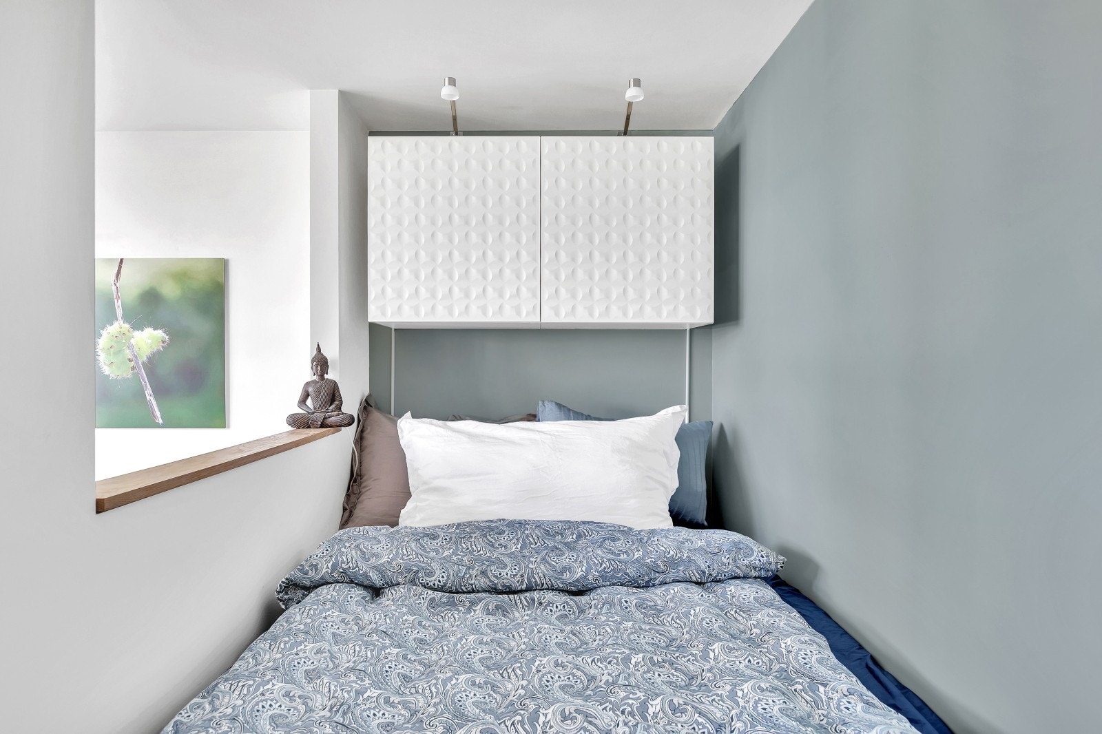 Soveplass med oppevaringsmuligheter over og under sengen. Galleribilde