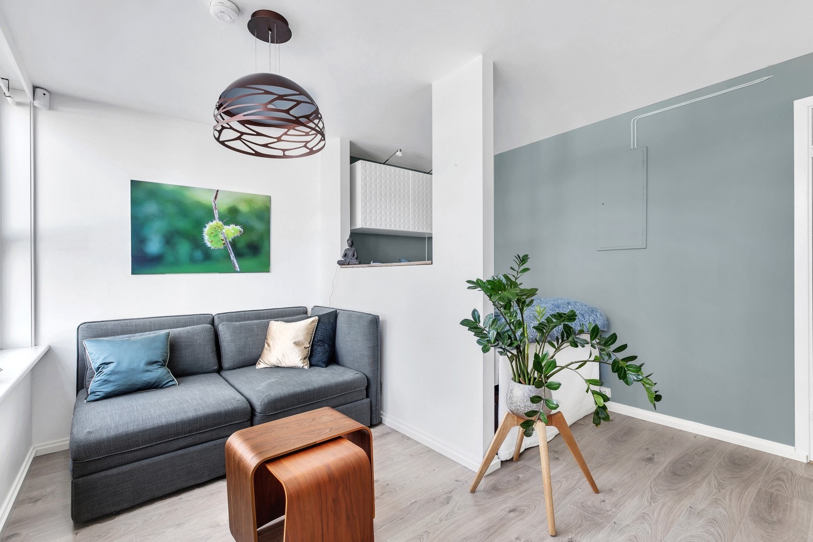 Skilleveggen gir en luftig deling mellom soveplass og stue. Galleribilde