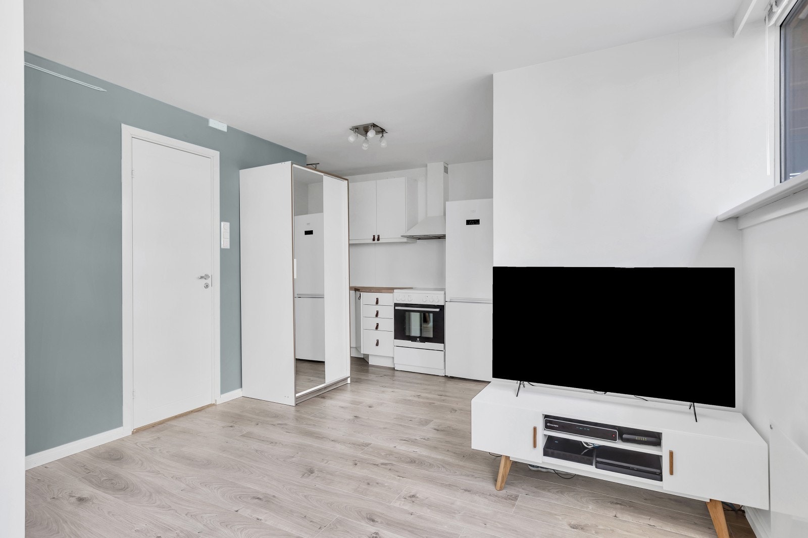 Åpen løsning mot kjøkkenet, inngang til bad. Galleribilde