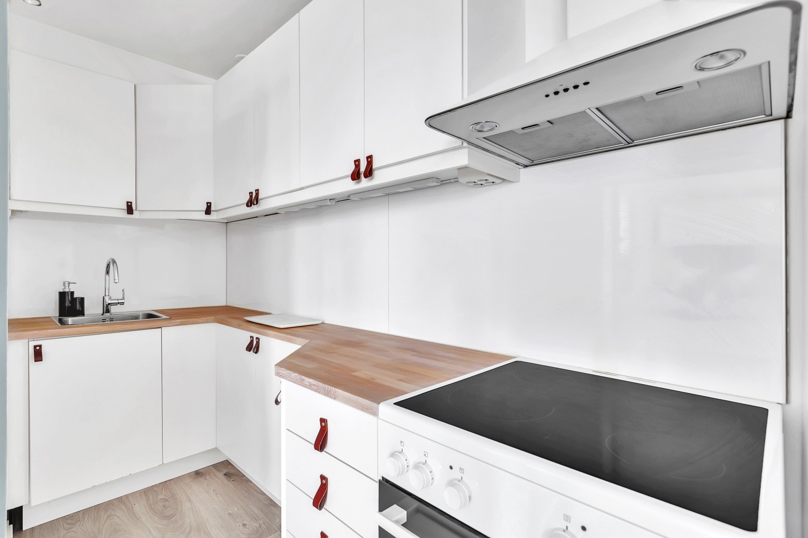 Pent og lyst kjøkken med god benkeplass. Galleribilde