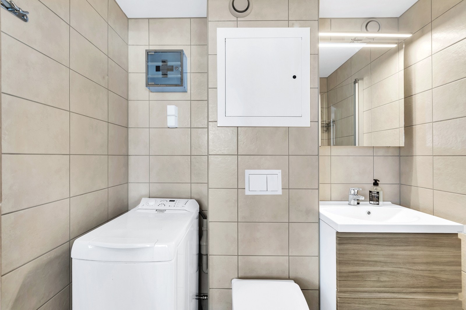 Opplegg for vaskemaskin, vegghengt toalett og medisinskap. Galleribilde