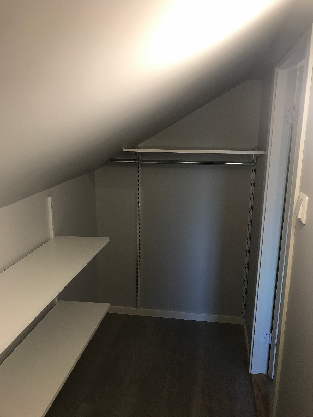 Walk in garderobe på ett av soverommene Galleribilde