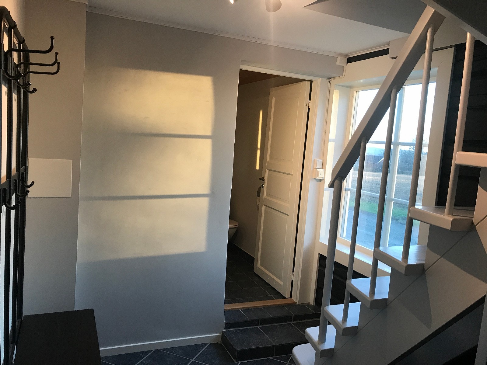 Entre med direkte inngang til bad og trapp opp til 2 etg Galleribilde