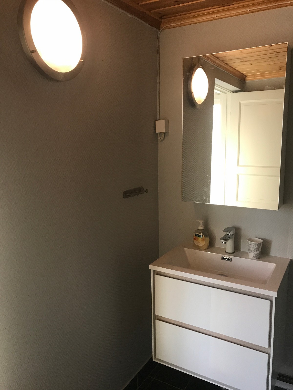 Vask med praktiske skuffer under Galleribilde