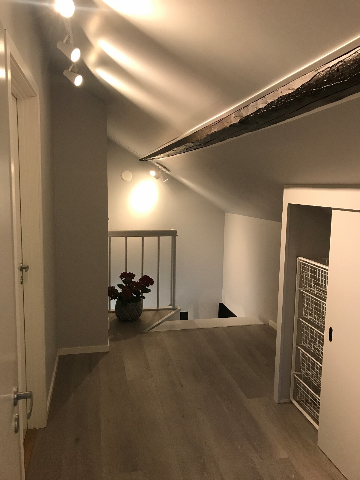 Gang oppe med skyvedørsgarderobe Galleribilde