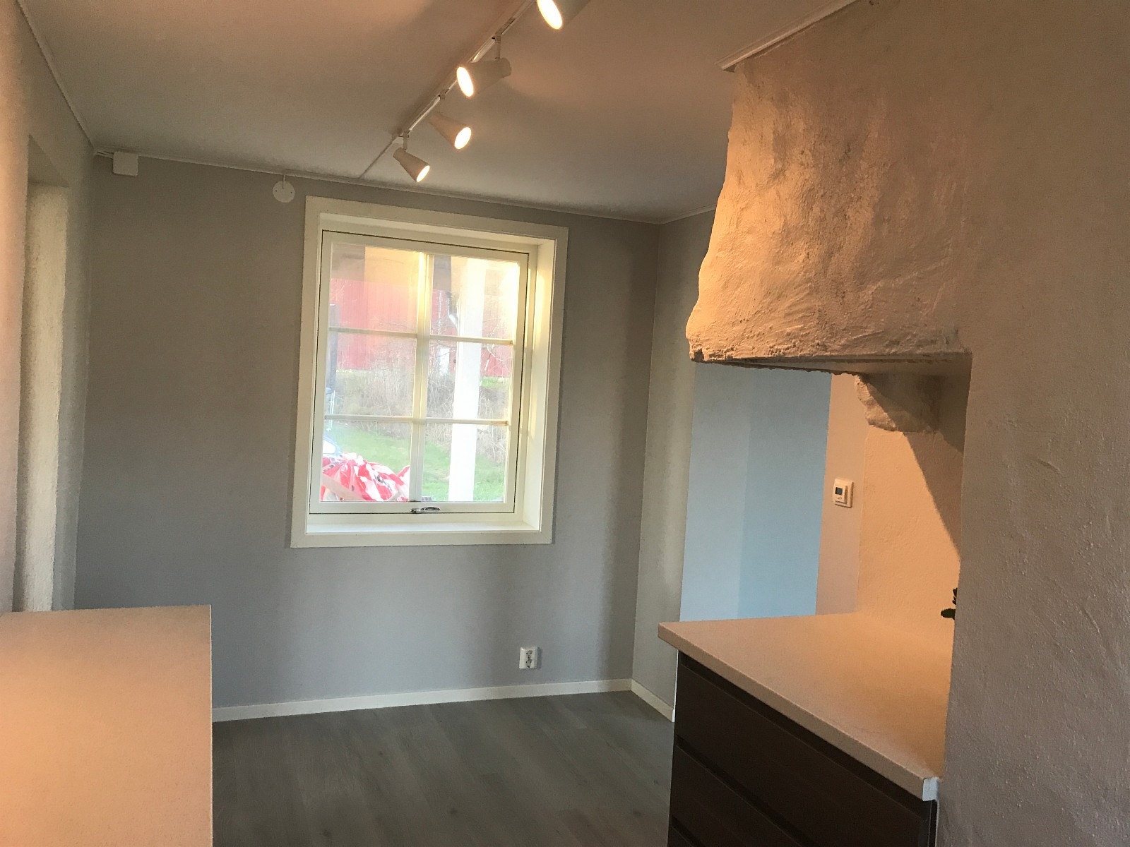 Et av de to kjøkkenvinduene Galleribilde