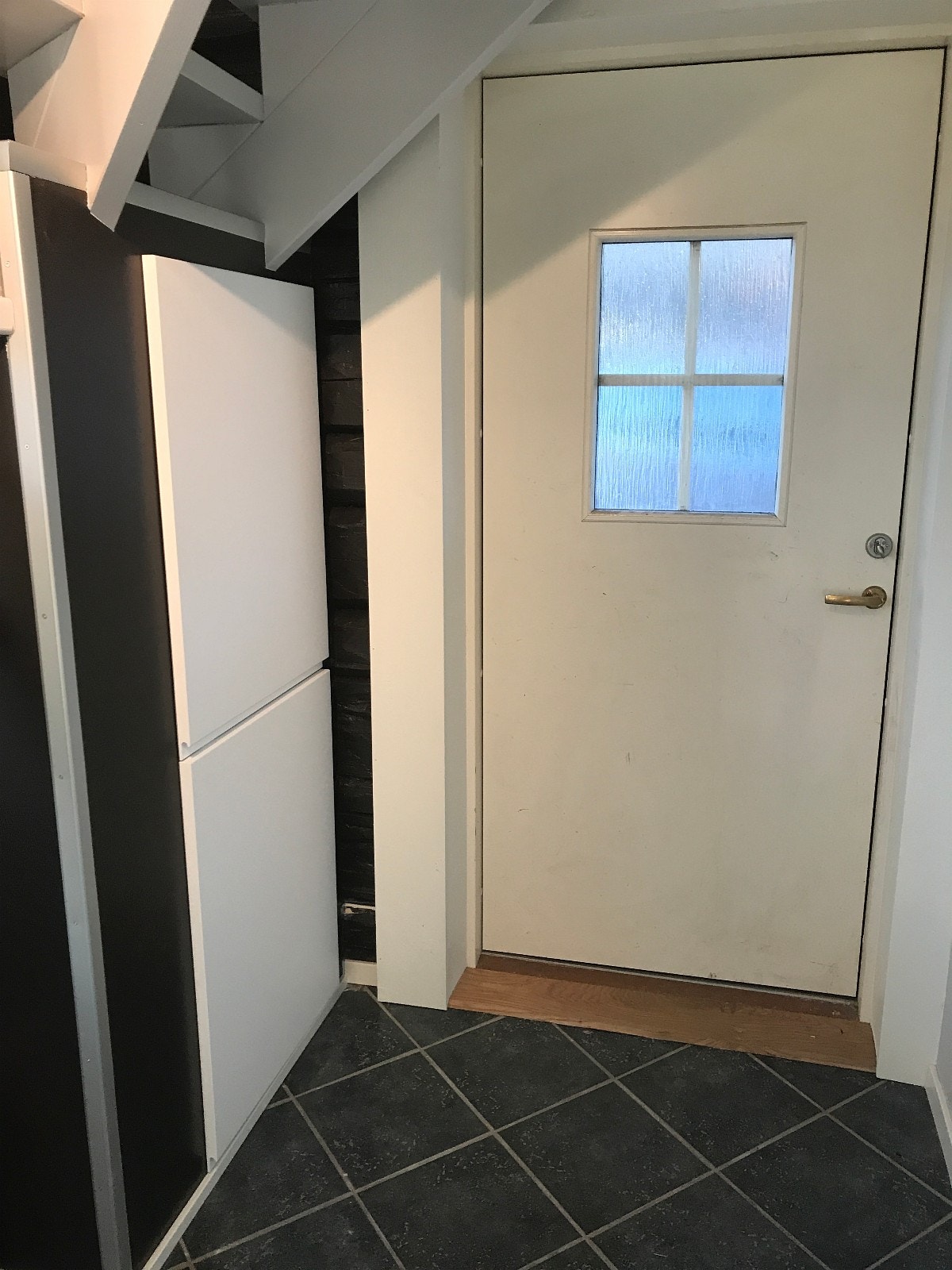Inngangsdør, Stor varmtvannsbeholder er i «skapet» under trappen Galleribilde