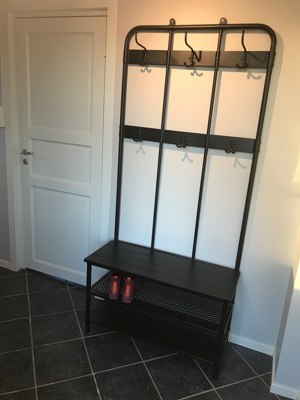 Smart og lekkert til å henge fra seg yttertøy og sko Galleribilde