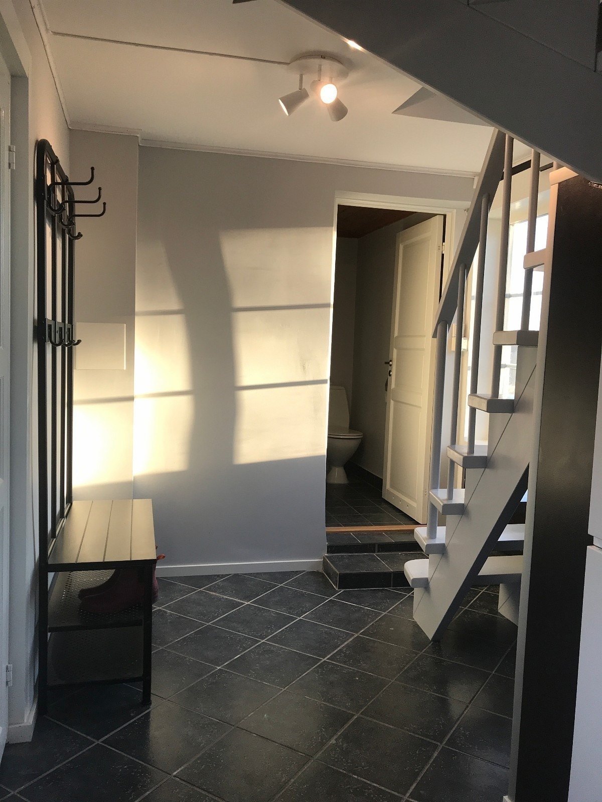 Lys og praktisk entre, inngang til kjøkken/stue og bad Galleribilde