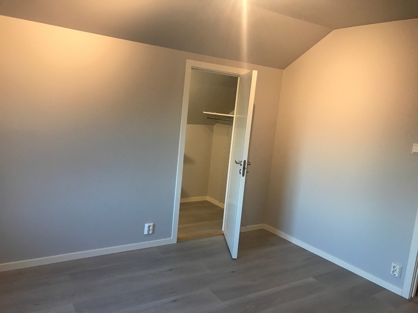 Walk in garderobe til et av soverommene Galleribilde