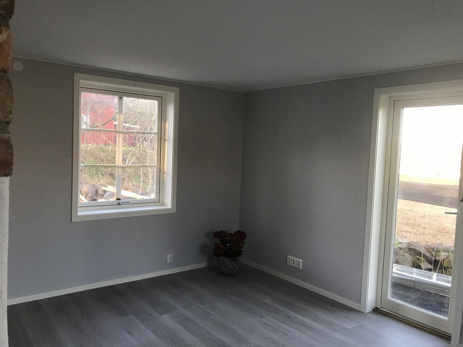 Del av stuen med utgang til hage Galleribilde