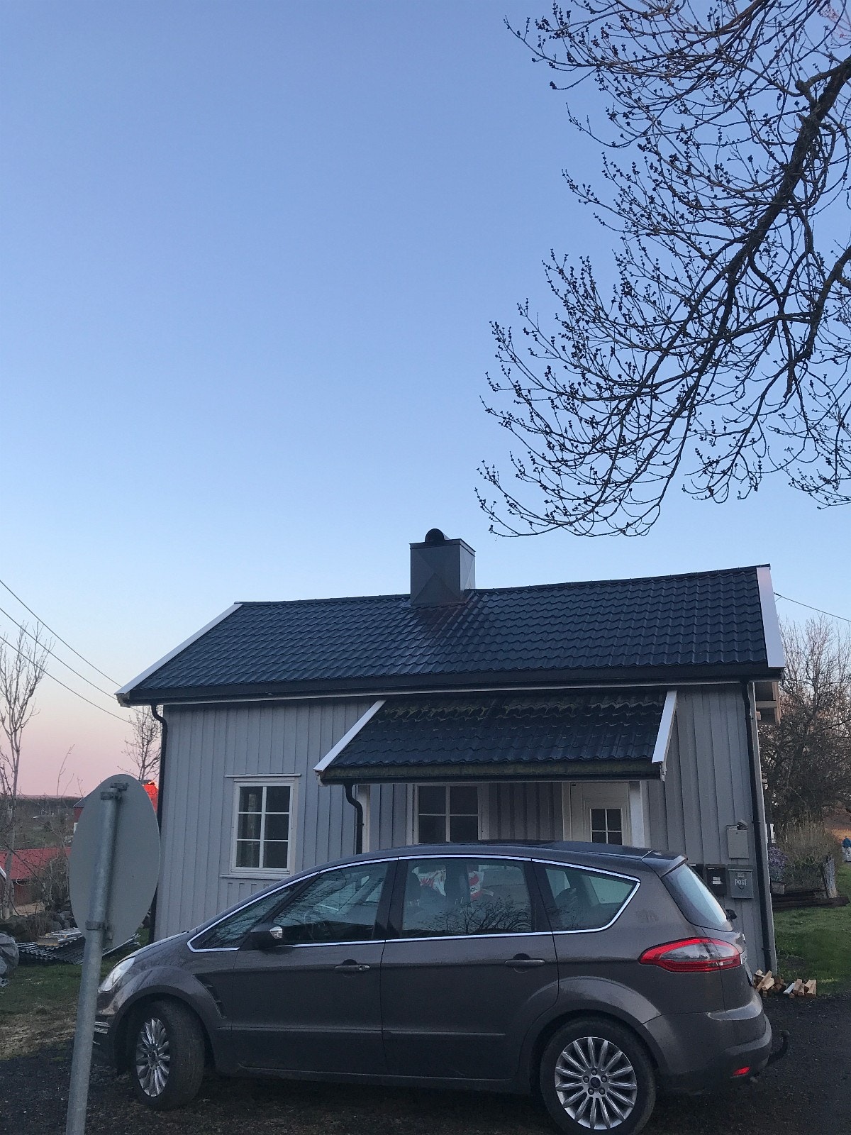 Huset med parkering Galleribilde