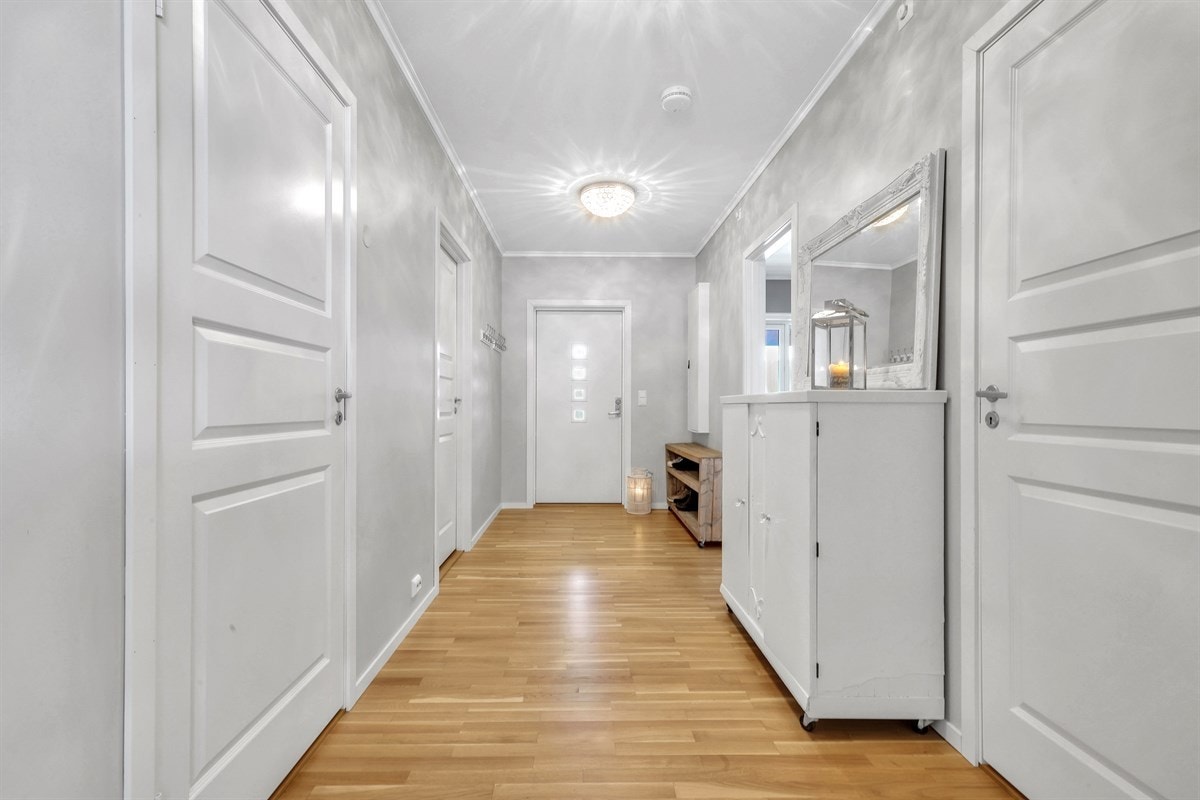 - STOR OG LYS ENTRÉ OG HALL - Galleribilde