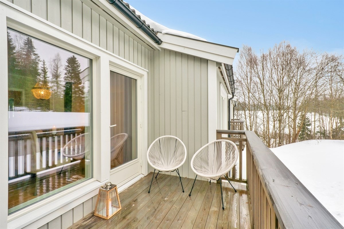 - LITE INNSYN OG HYGGELIG BALKONG MED GODE SOLFORHOLD - Galleribilde