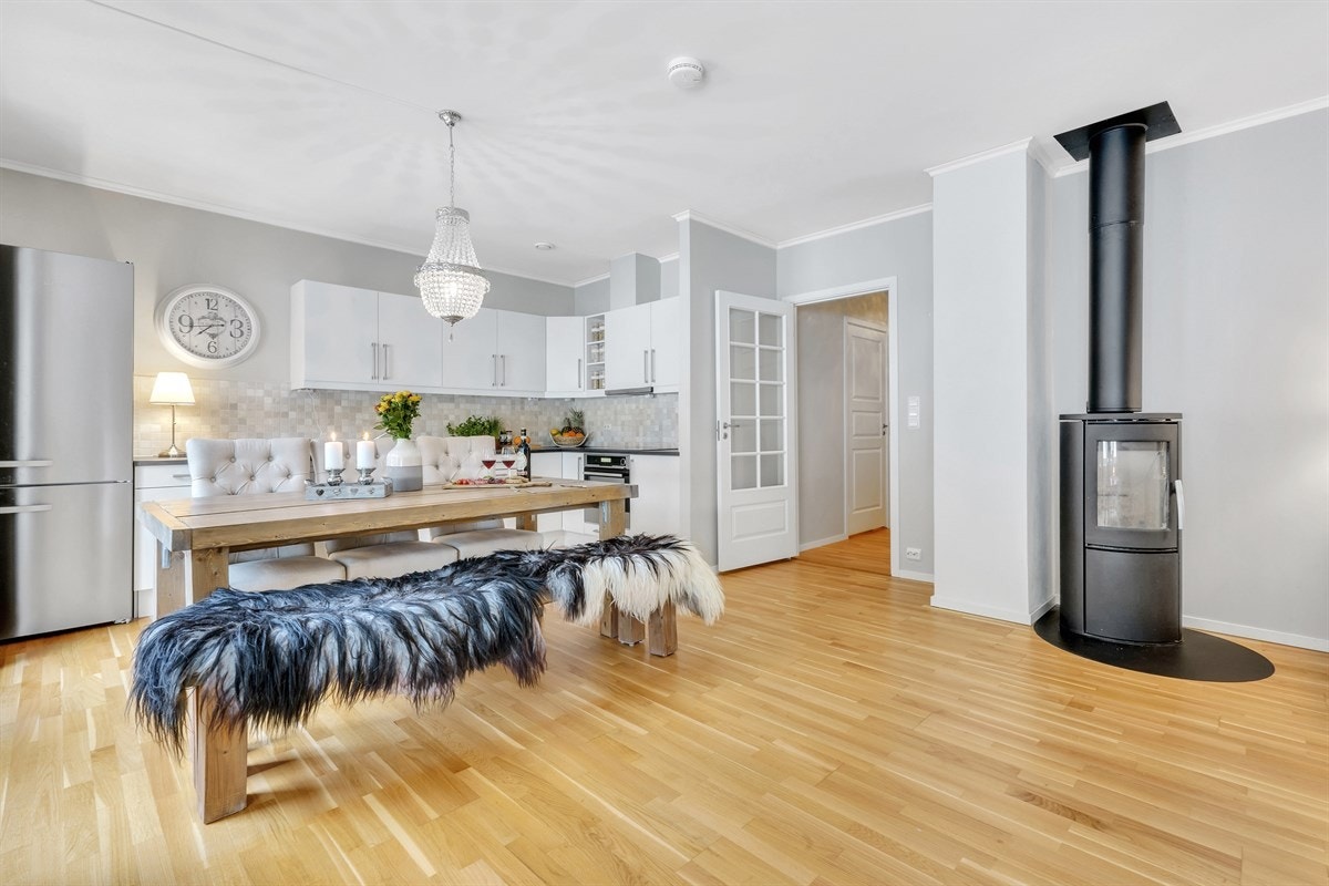 - GJENNOMGÅENDE PARKETTGULV I ALLE ROM - Galleribilde