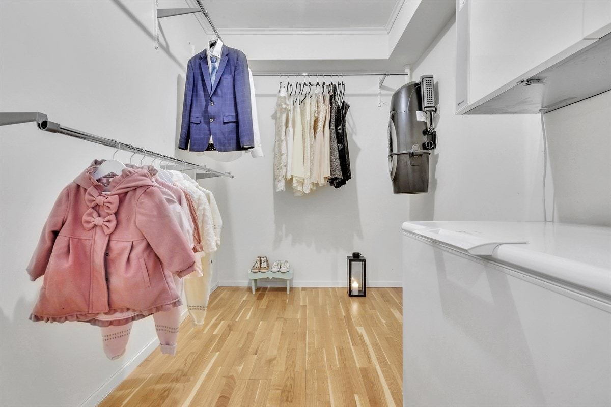 - TEKNISK ROM, WALK IN CLOSET MED GOD STØRRELSE - Galleribilde