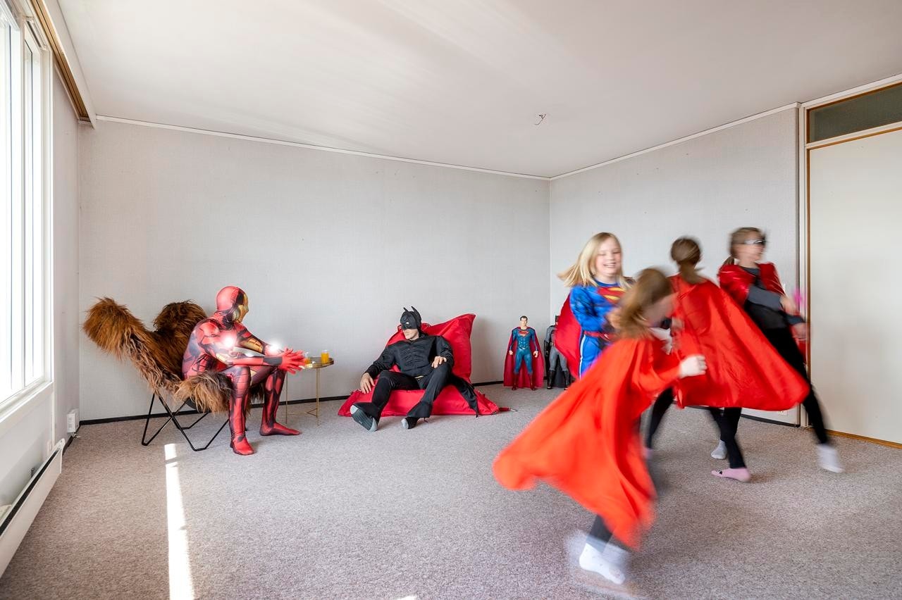 Romslig stue med mange supergode møbleringsalternativer Galleribilde